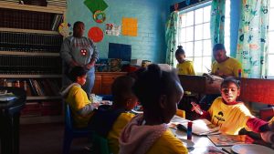 Plattelandse vroue lei naskoolse program