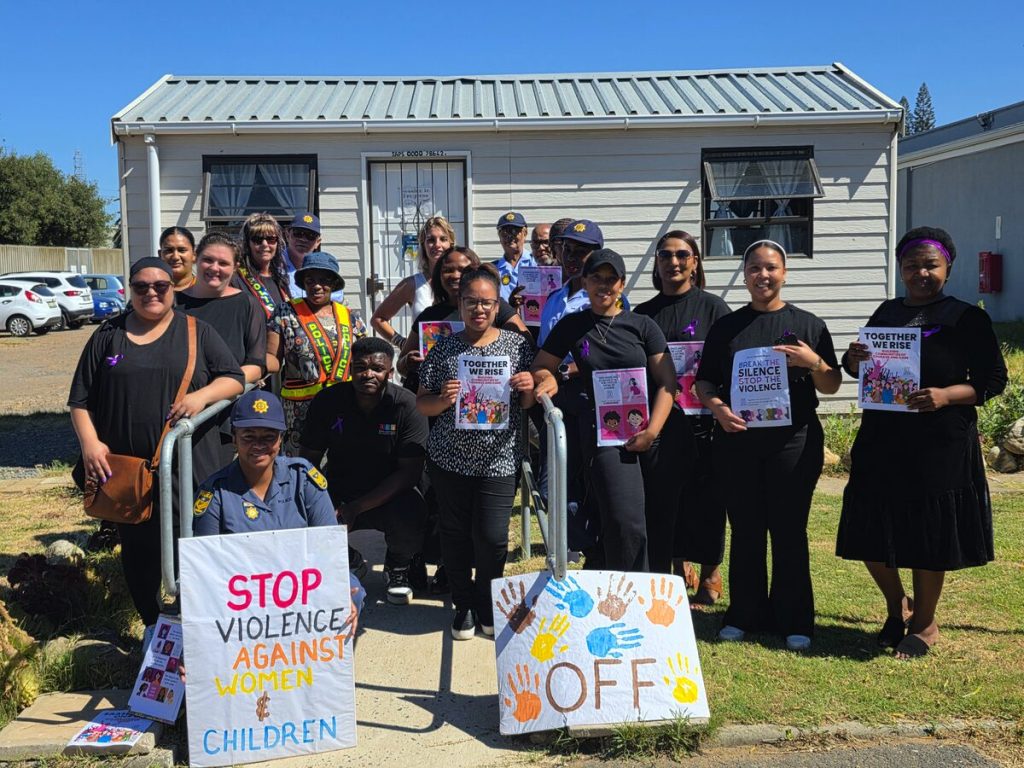 ACVV Strand-tak lei optog van treinstasie na polisiestasie op 25 November tydens 16 Dae van Aktivisme