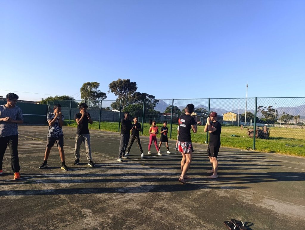 Phillip Cronje en Schalk van Greunen leer kinders boks op die Abattoir-sportterrein