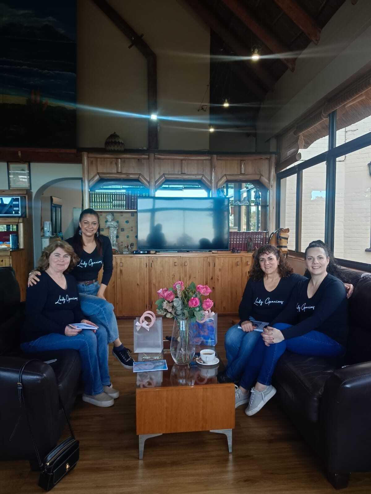 Die Lady Gracious-vrouenaweek in Strand, gestig deur Suret Stroh, het vroue uit verskillende gemeenskappe saamgebind vir 'n lewensveranderende ervaring van refleksie, genesing en bemagtiging.