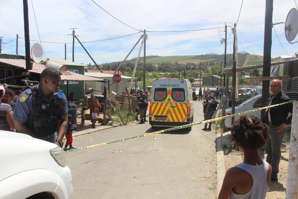 Polisiebeamptes het die toneel waar die skietvoorval 'n lewe geëis het, afgesper. Foto: Jamey Gordon