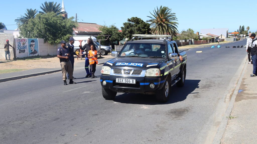 Beverly Hills-inwoners betoog Donderdag 20 November in Onverwachtstraat, Strand, met bande om verkeer te ontwrig.