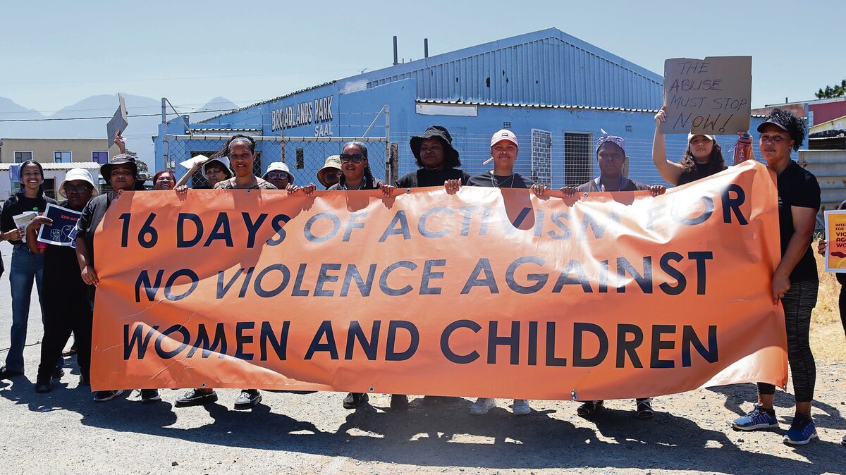 Helderberg-kinderbeskermingsforum marsjeer deur Broadlands Park teen GBV op 26 November