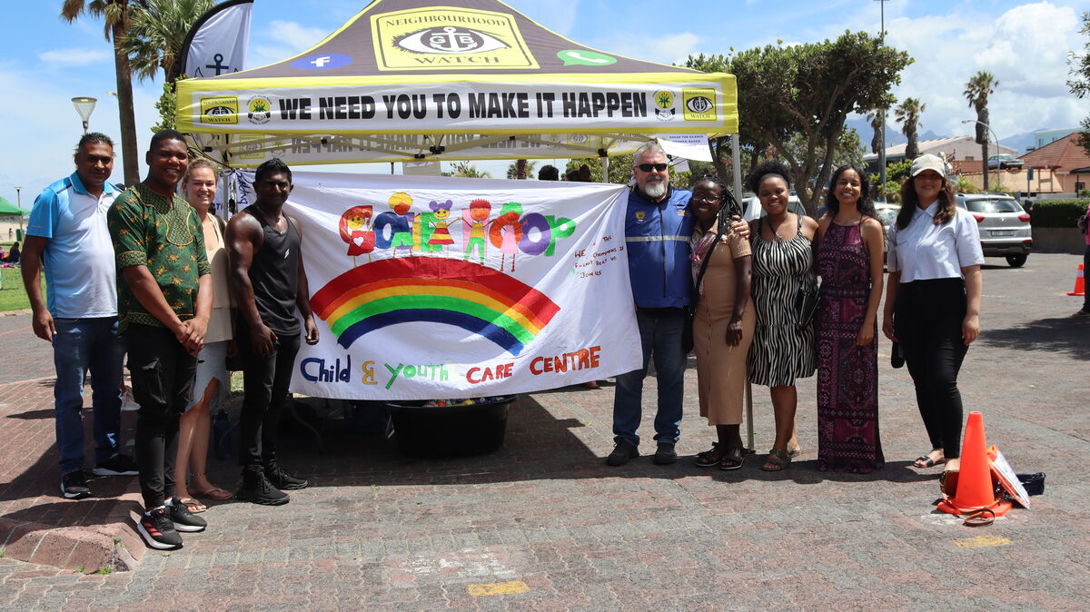 GBV-bewusmakingsdag by Gordonsbaai-strand met pamflette en boereworsbroodjies-verkoping op 29 November