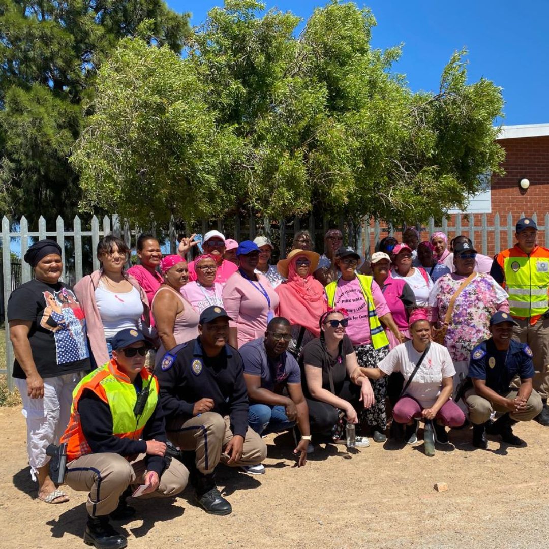 GPF en gemeenskapslede staan saam tydens borskanker bewusmakingsveldtog in Rusthof