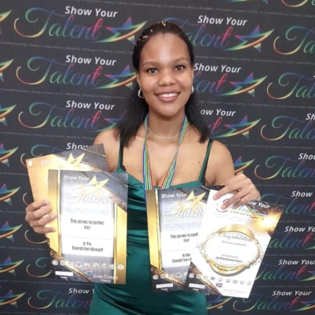 Thomalene Phillips by die Show Your Talent-nasionale kompetisie waar sy haar plek vir Amerika verdien het