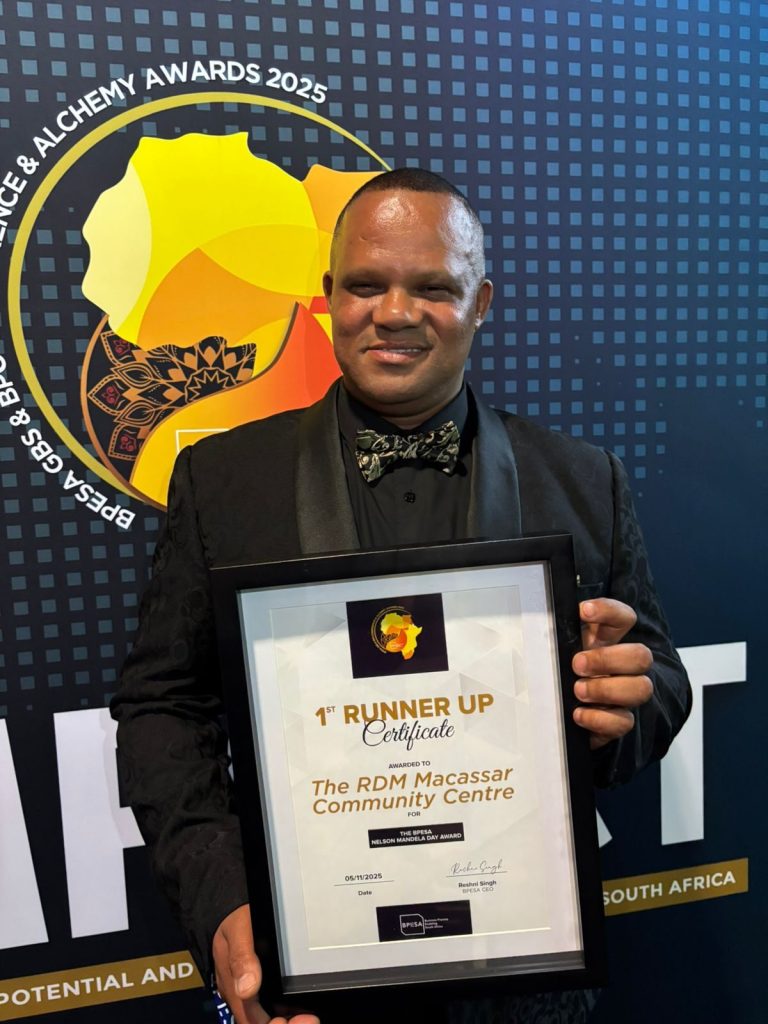 Chris Janneke met die naaswenner-sertifikaat vir RDM-gemeenskapsentrum