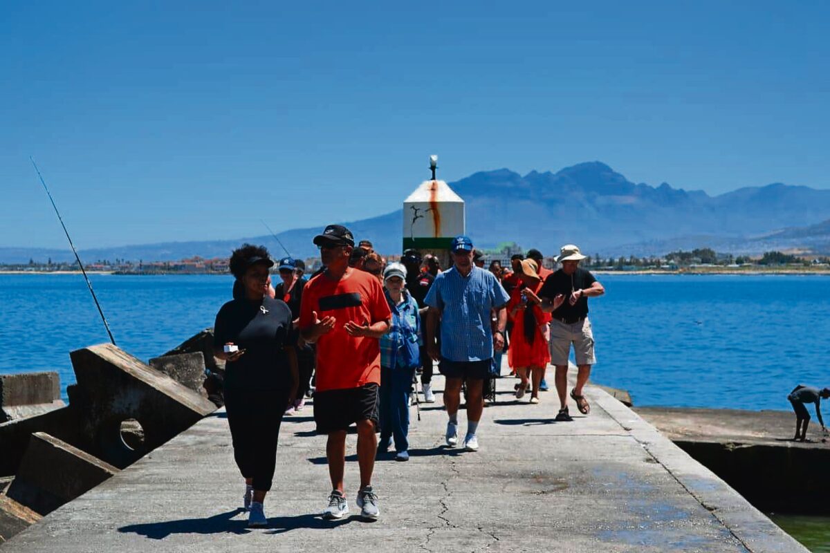 Gordonsbaai-polisie se geestelike eenheid hou gebedsstap van Rooiplein na Bikinistrand