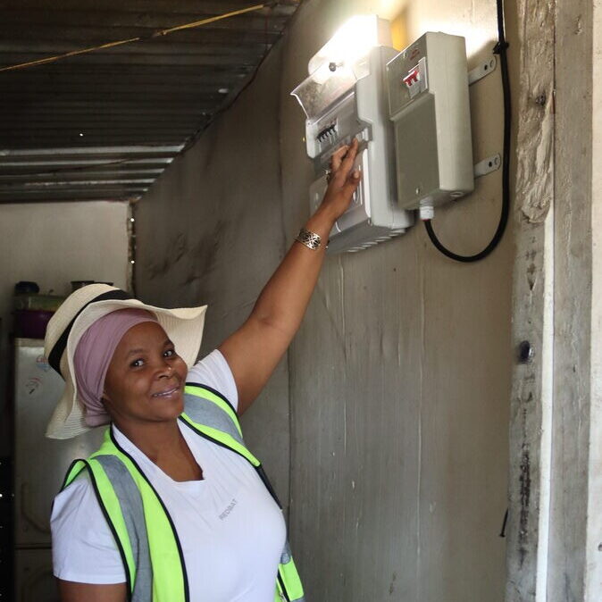 Sister Lee skakel ligte aan by nuwe geëlektrifiseerde huis in Kanaal.
