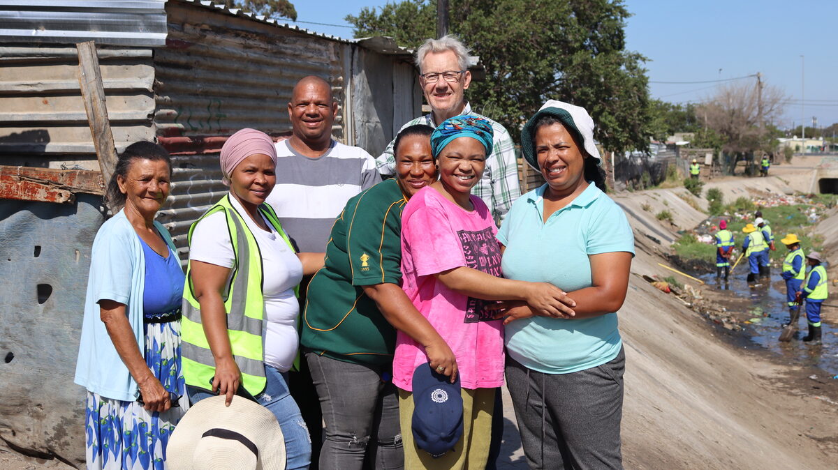Gemeenskapsleiers straal van vreugde oor elektrisiteit vir Kanaal en Bloekombos.