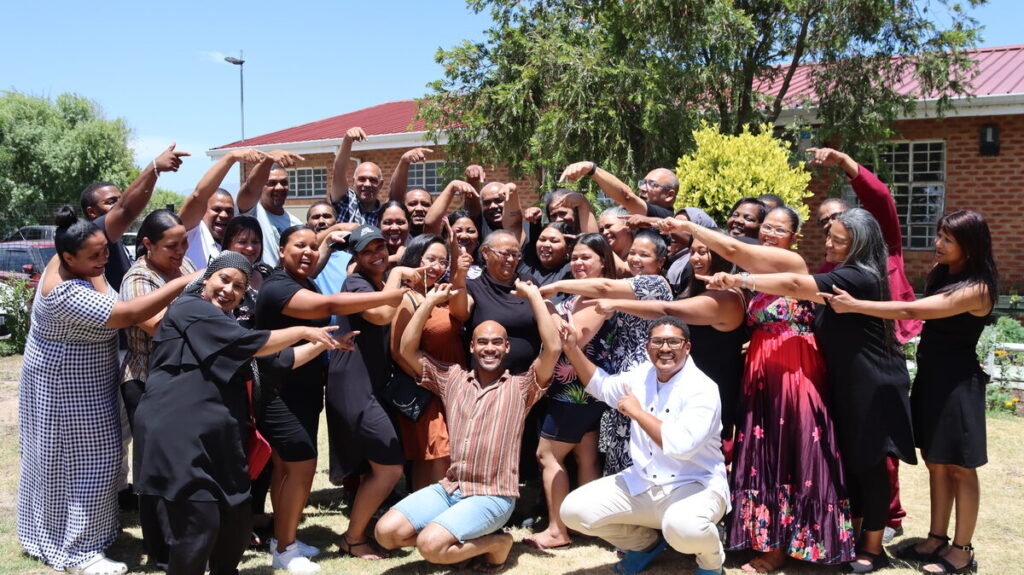 Hoërskool Zandvliet-personeel eer Christina Coetzee vir haar jare van toewyding.