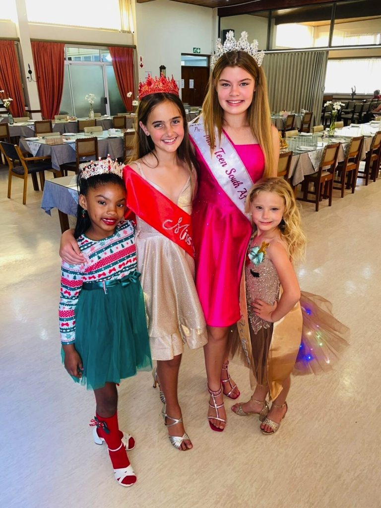 Some of the young team members who spread the festive cheer (from left) are Taytum Petersen, Karli Ann Jordaan, Scarlett van der Merwe and Cathrine Bester.