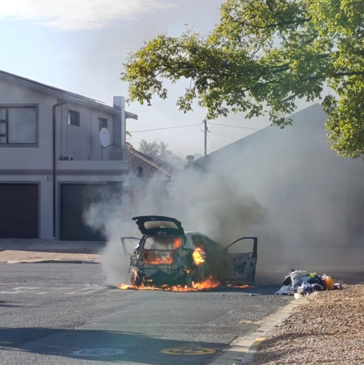 Voertuig in vlamme op Da Gamastraat in Strand met vuur wat uit die motor kom