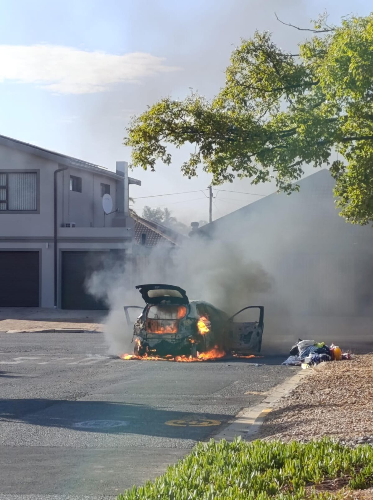 Voertuig in vlamme op Da Gamastraat in Strand met vuur wat uit die motor kom