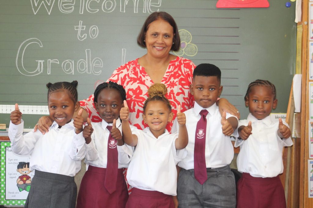 Juffrou Rushda Biscombe met haar nuwe graad 1-leerders in die klaskamer by Danie Ackermann Primêre Skool