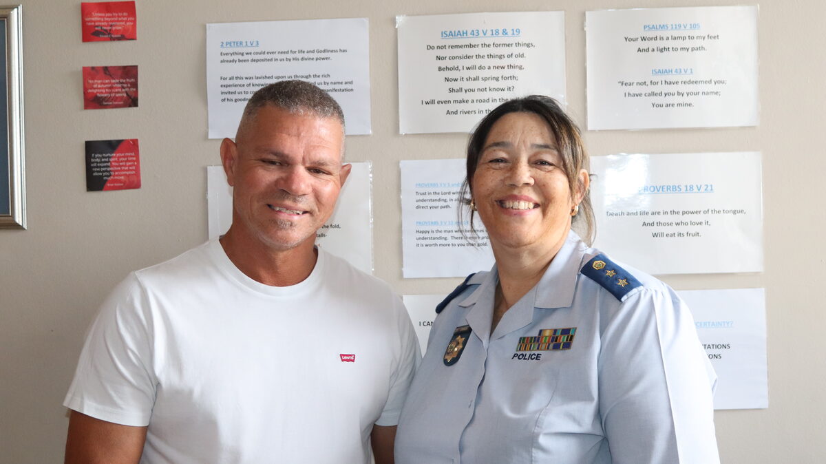 AO Nico Beukes en kol. Jacqui Johnson, Strand-stasiebevelvoerder, wat saam staan