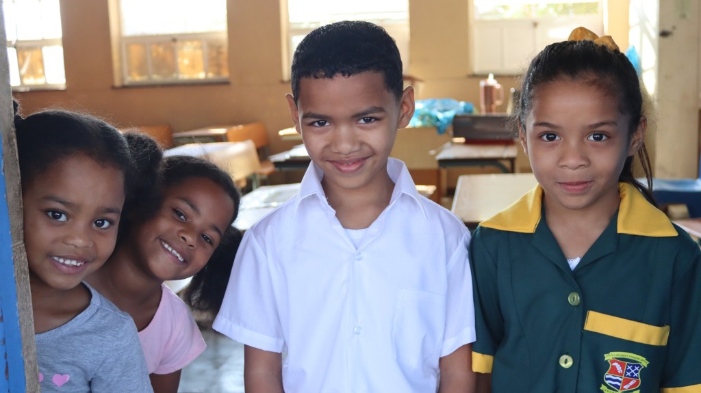 Tweeling Faith en Hope de Wee op hul eerste dag by Dr. G.J. Joubert Primêre Skool