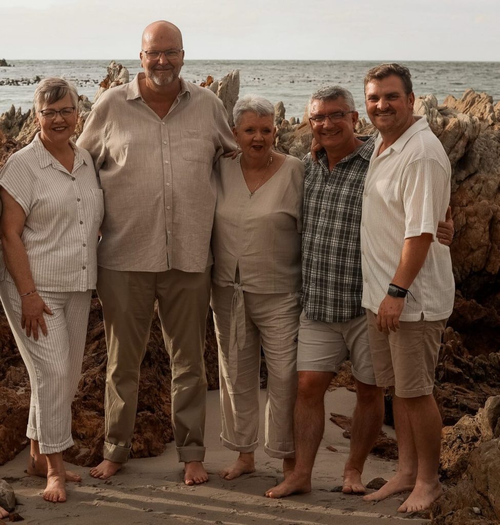 Vyf van ses gesinslede wat gered is na bootongeluk by Gordonsbaai staan saam.