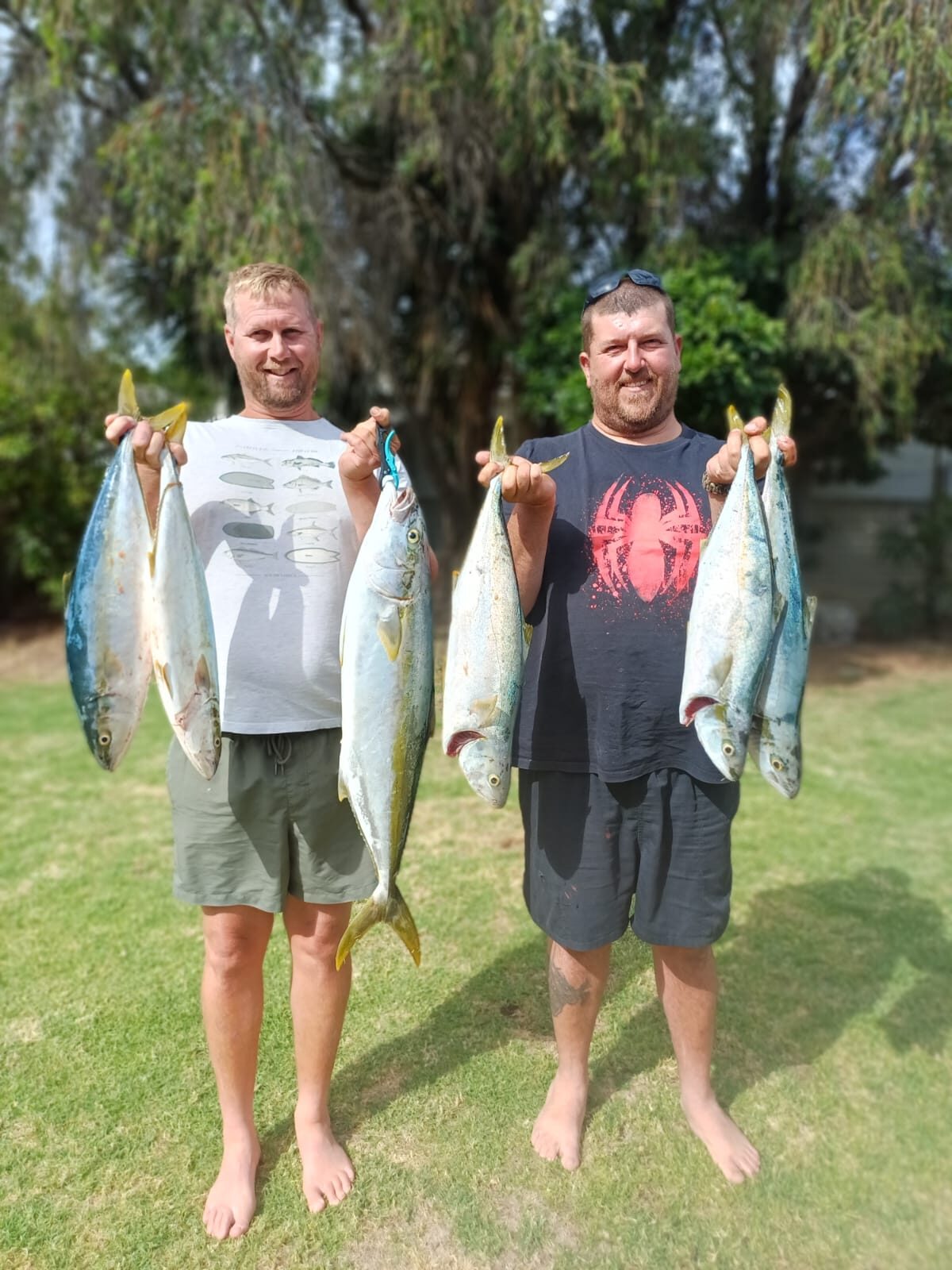 Drie Strand-mans red gesin uit see nadat boot by Gordonsbaai omslaan
