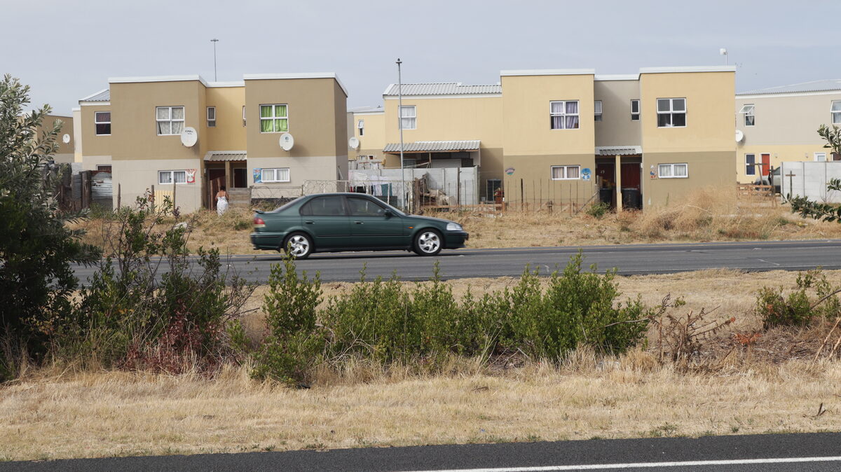 Snelweg langs woongebied sonder veiligheidsheining