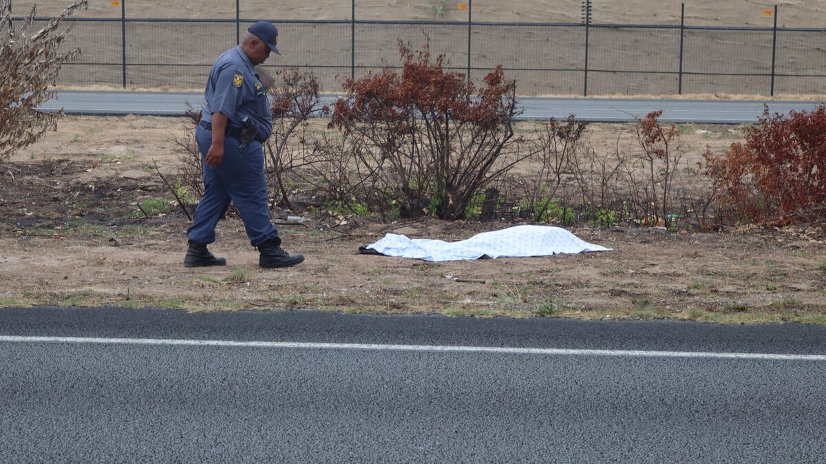 Polisielede ondersoek die toneel waar 'n 37-jarige voetganger op die N2 gesterf het
