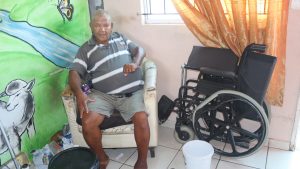 Taxi eis rolstoel: Gestremde man sit nou vas in eie huis