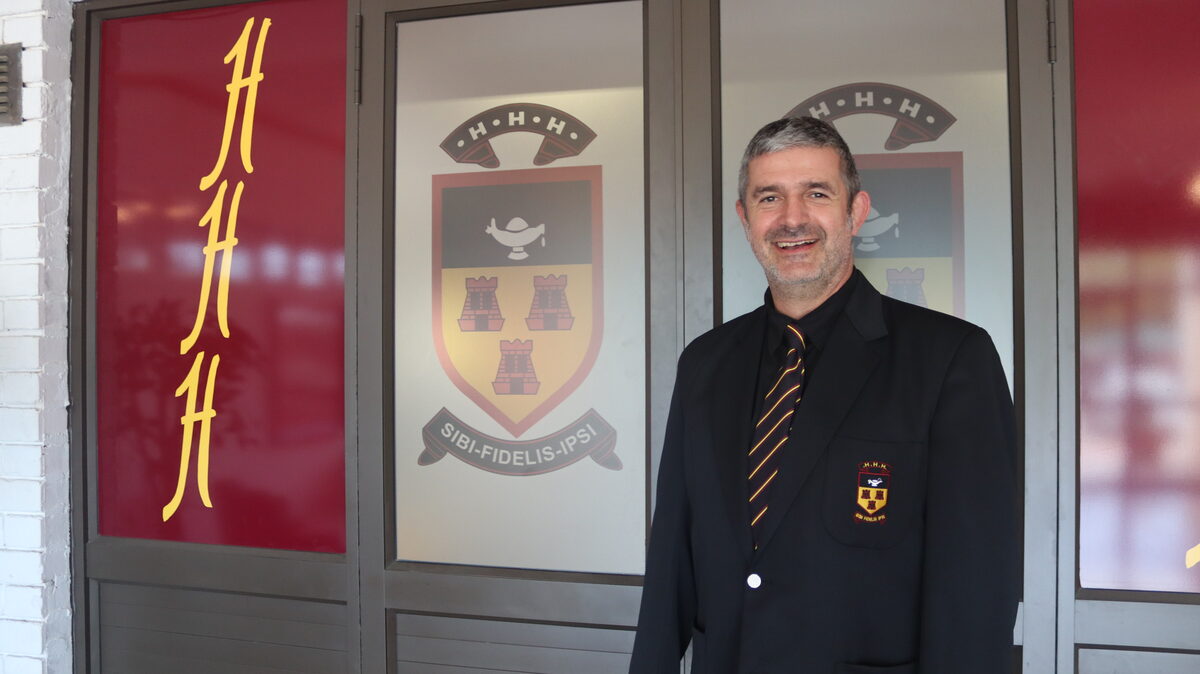 François Fouché dra die skool se blou baadjie en das in sy kantoor as nuwe skoolhoof.