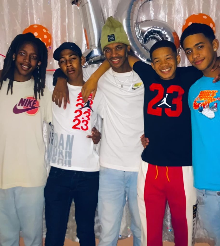 had de Villiers (regs) saam met vier lede van sy Royal Boys-dansgroep.