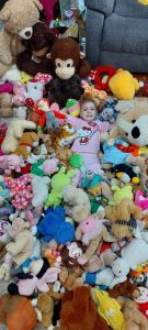 Strale van sagtheid: Buurtwag gee teddiebeertjies aan kinders met kanker