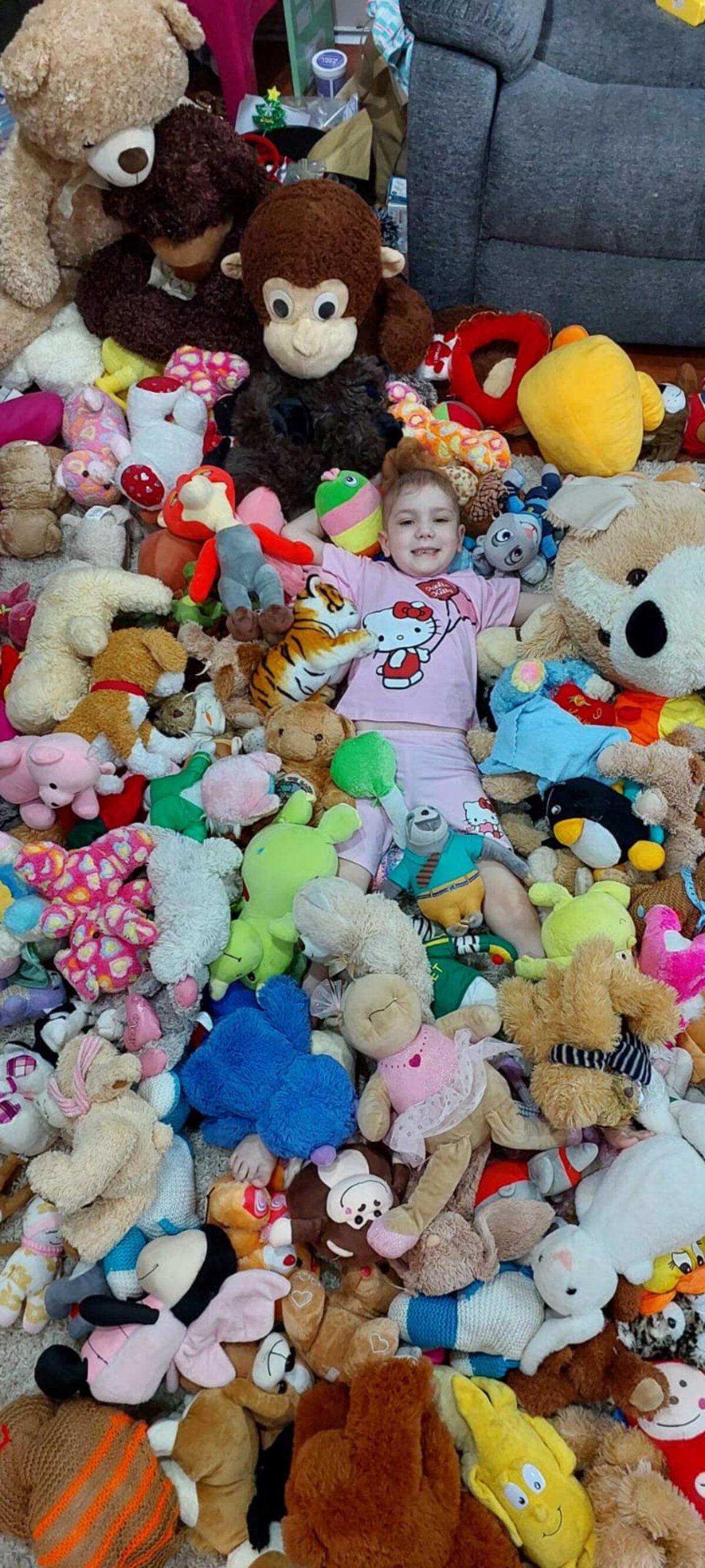 Strale van sagtheid: Buurtwag gee teddiebeertjies aan kinders met kanker