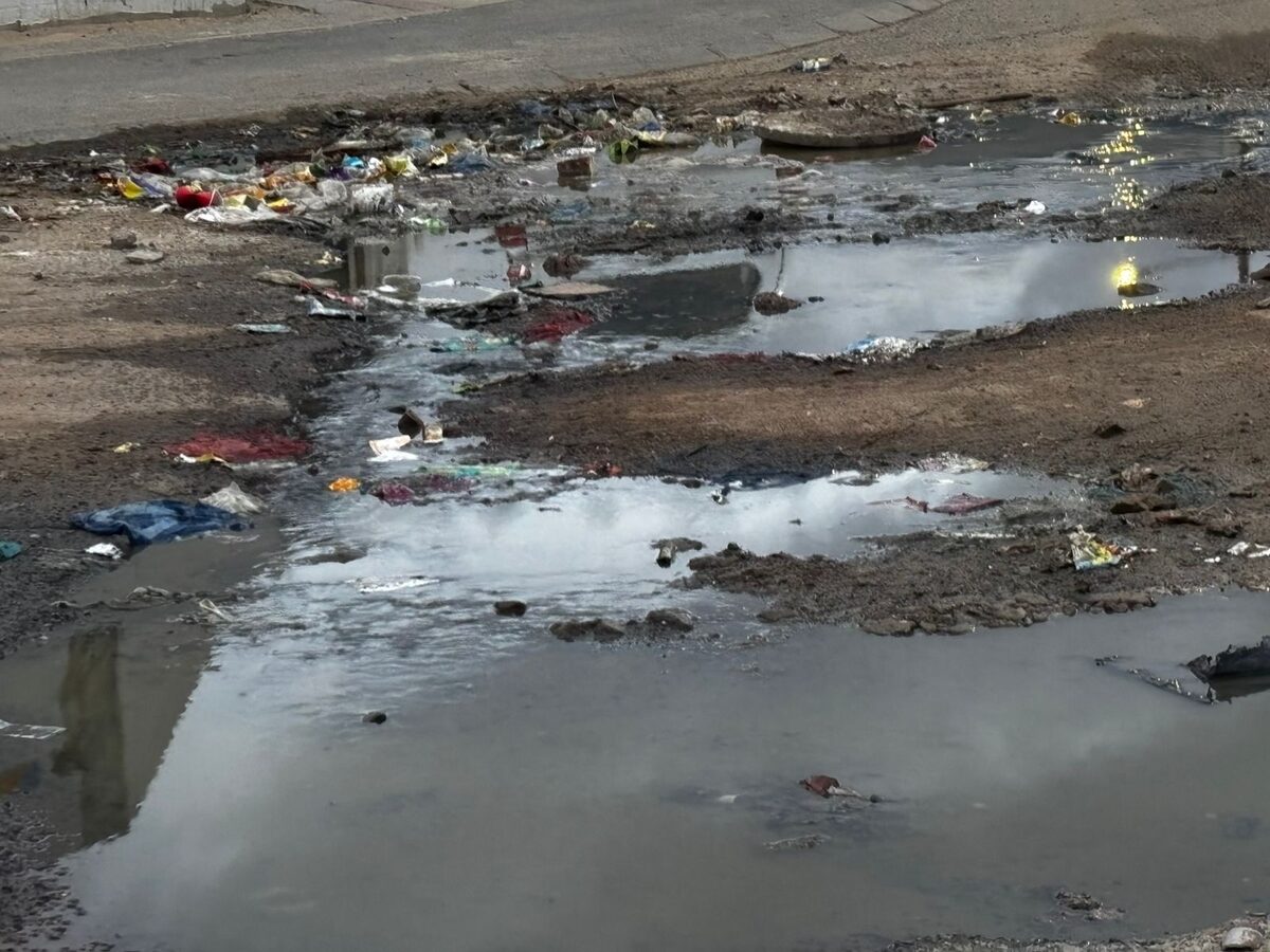 Slaggat vol rioolwater en puin toon die impak van oorgestroomde dreine in Broadlandspark.