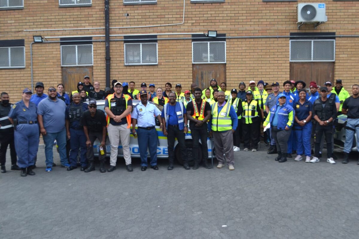 Die Helderberg-GPF staan saam tydens die "Super Friday"-patrollie