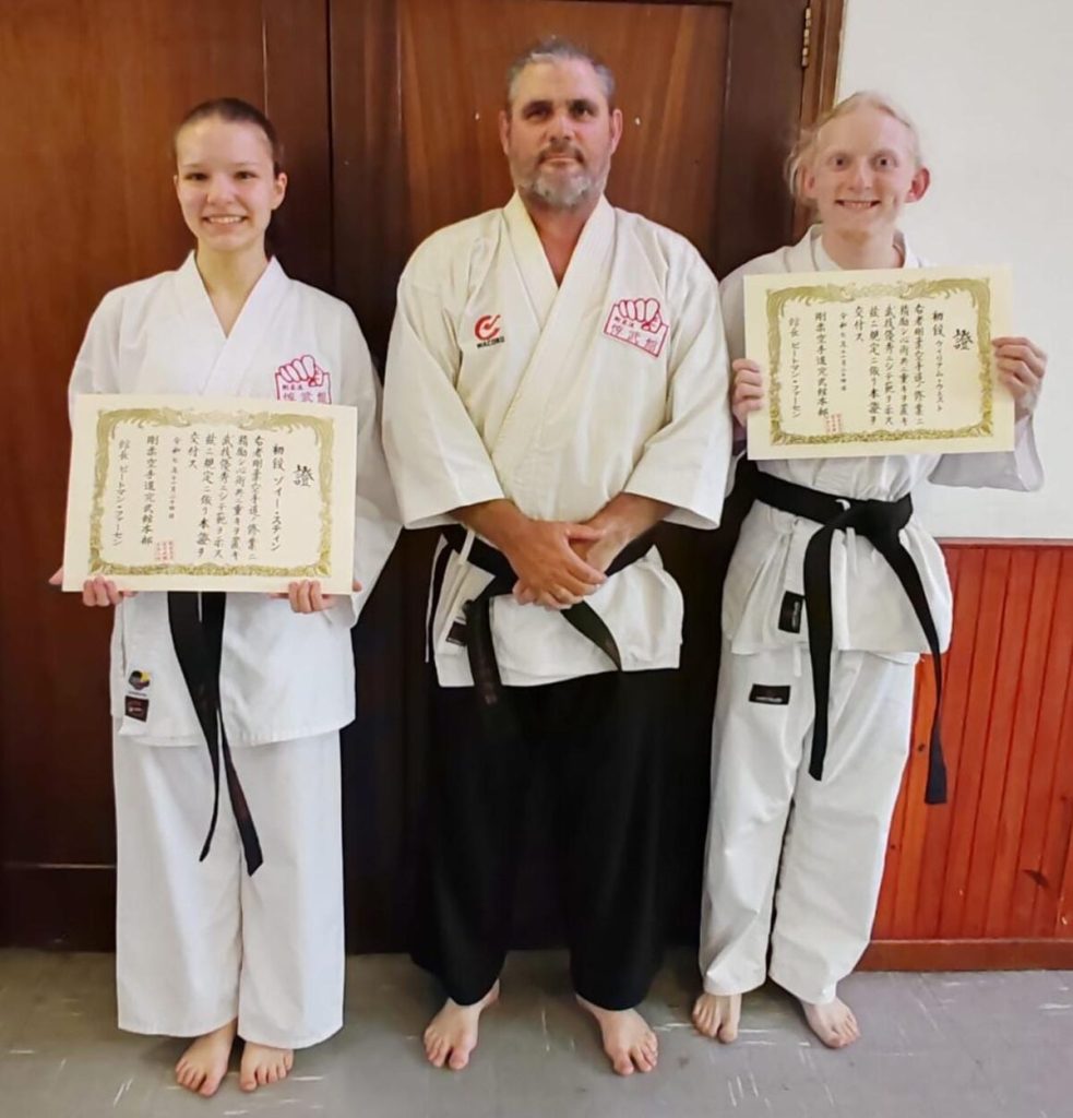 Studente van die Junbukan-dojo in Strand het onlangs hul swartgordel-gradering in karate bemeester. Bo is Zoë Steyn, die sensei Stefan Koekemoer en William West. Vir enige navrae oor die dojo, kontak Koekemoer per WhatsApp by 079 849 5291.