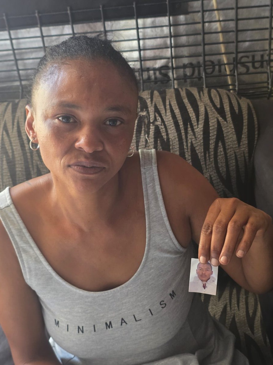 Samantha Arendse hou die enigste foto van haar vermoorde broer Nico vas.