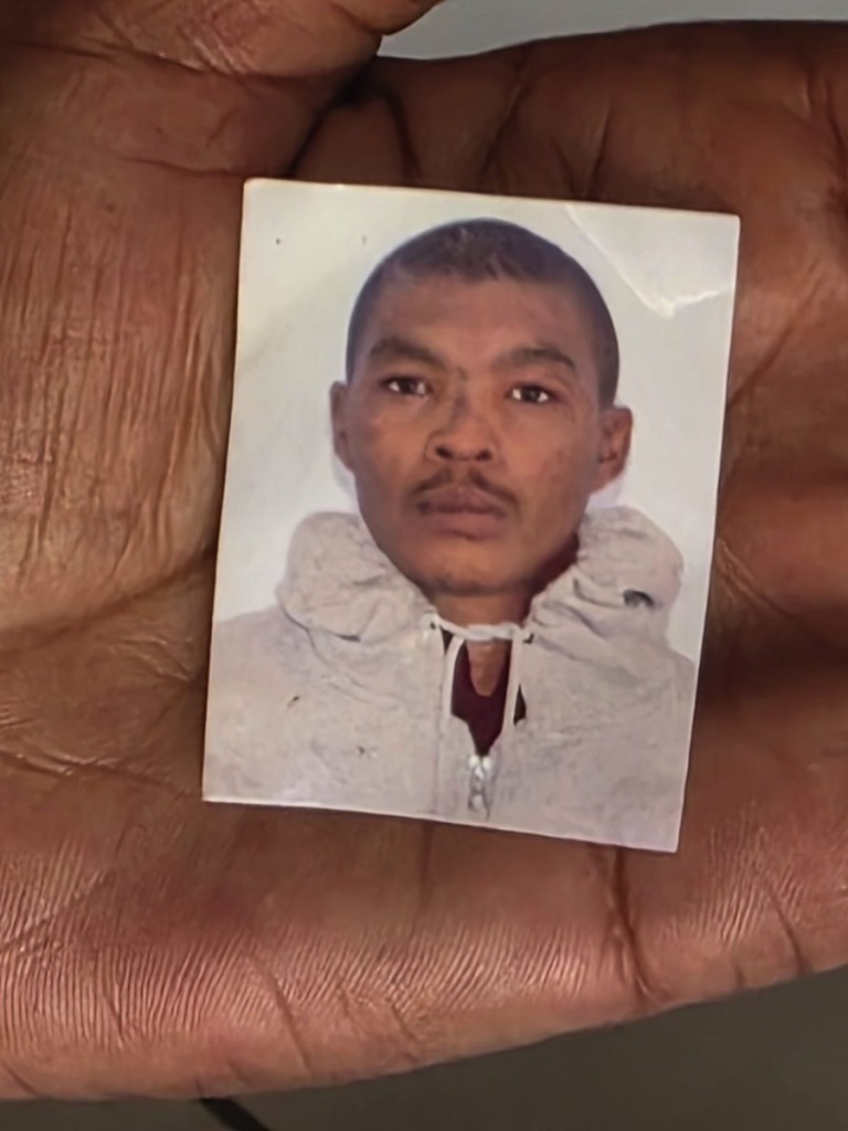 Foto van Nico Arendse in die hande van sy suster Samantha Arendse.