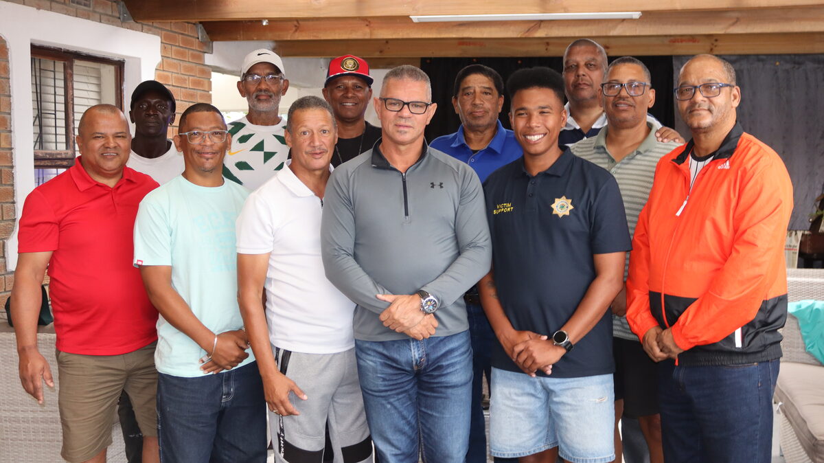 Lede van die Wild at Heart-mansgroep versamel rondom Nico Beukes tydens die spesiale aftree-ontbyt.