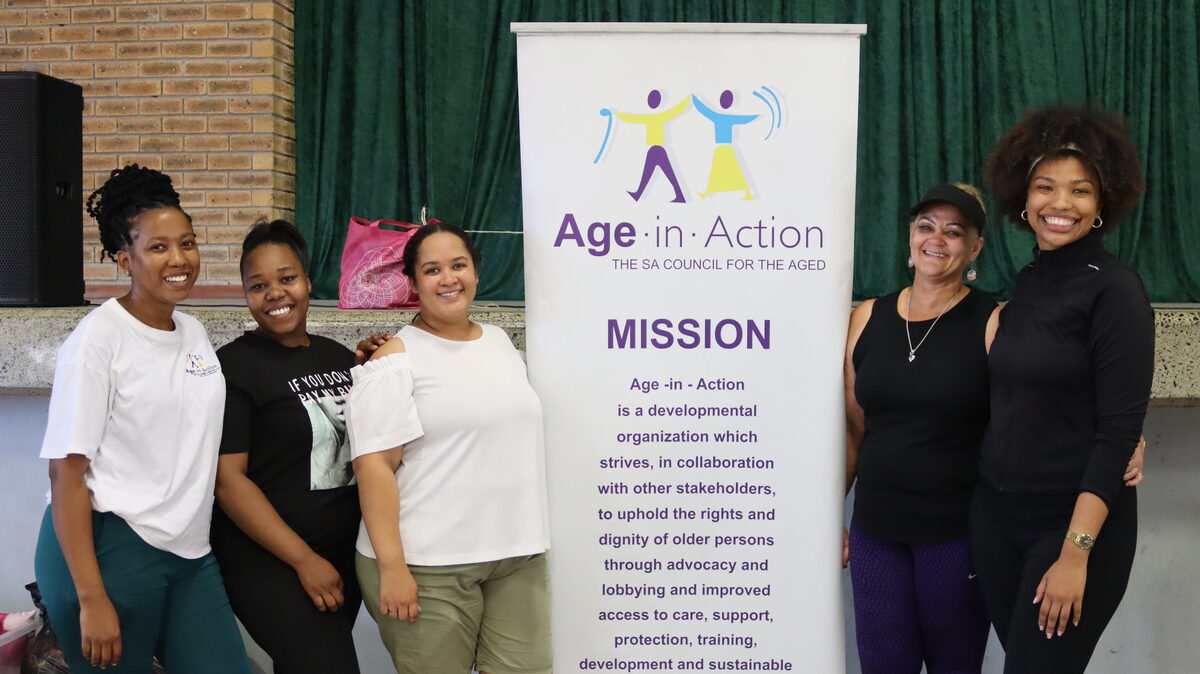 Die organiserende span van Age In Action! by die verhitte senior-sportdag.