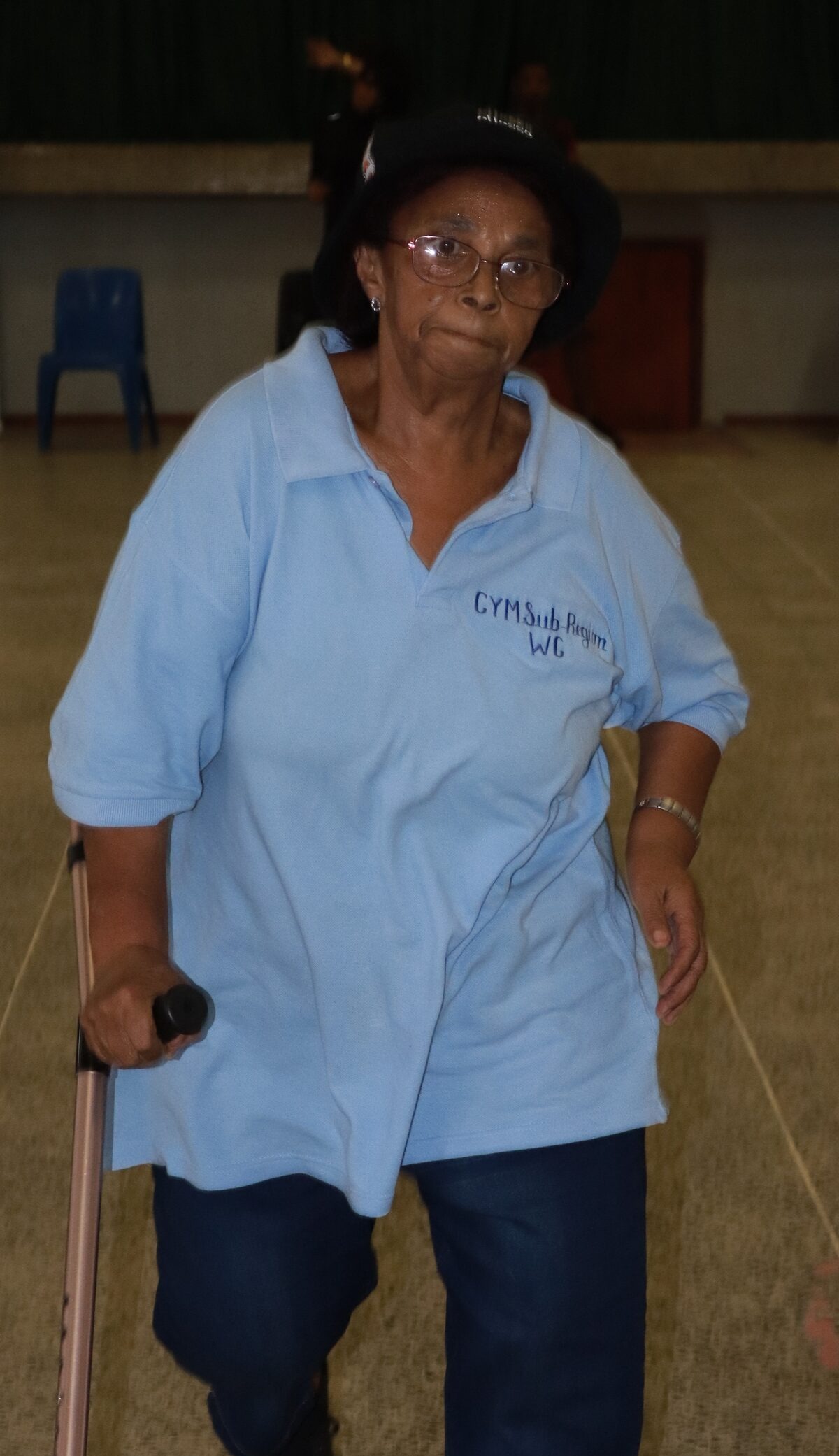 Senior-atleet Hester Lottering van Klub Goeie Hoop tydens die kieriestok-loop-wedstryd.