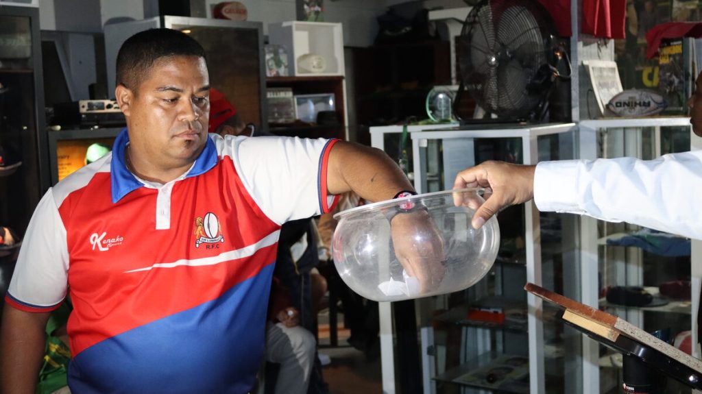 Damin Linneert van Sir Lowrians tydens die loting vir die Paasnaweektoernooi.