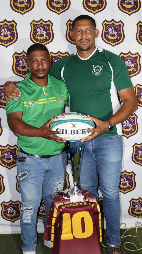 Lorenzo Arendse (Evergreens) en Dominique Gewedle (Faure) in groen truie tydens loting.