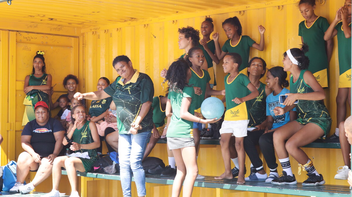 Game Changers se ondersteuners juig van die kantlyn tydens netbalwedstryd