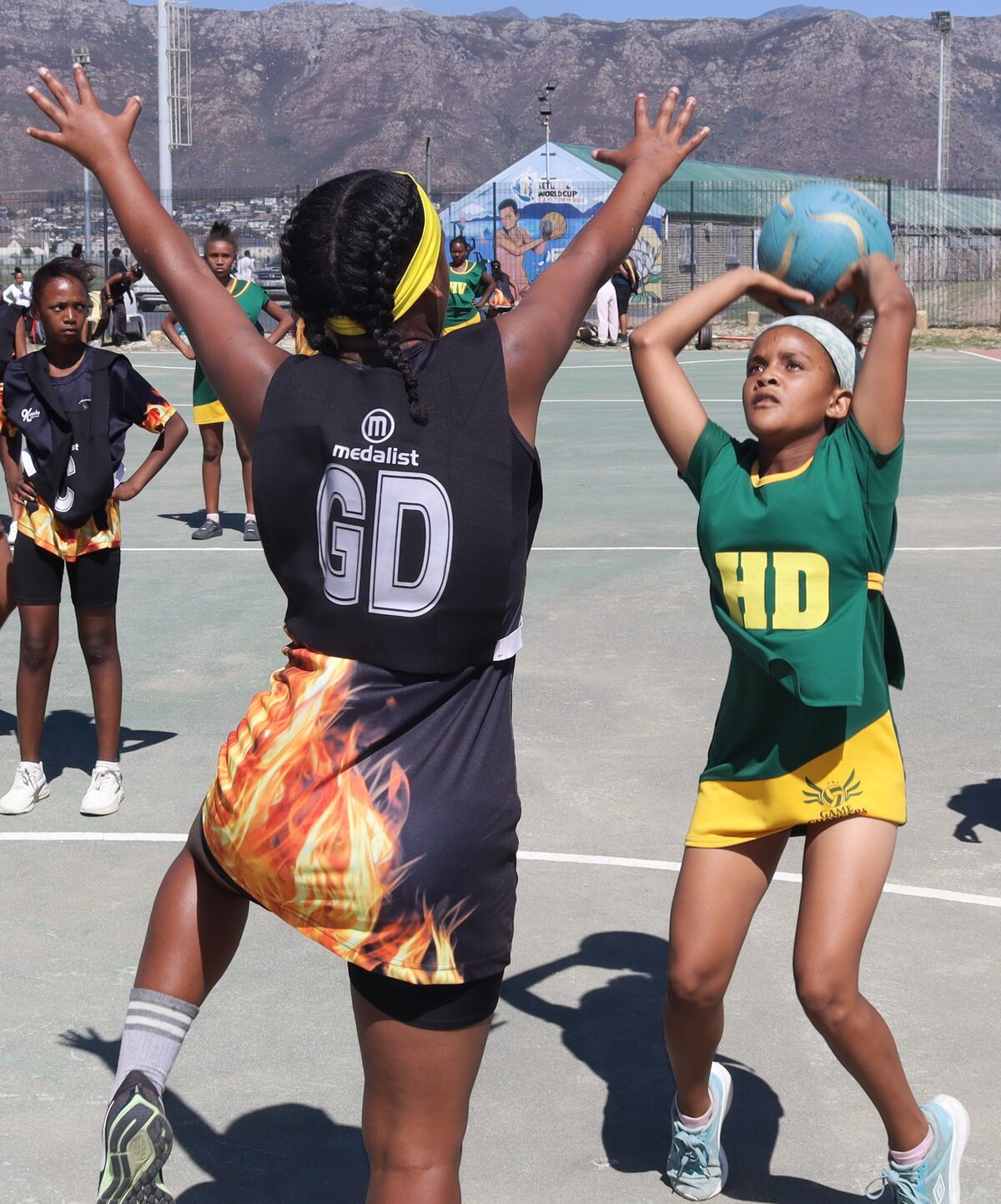 Vernecia Thomas (Game Changers) gaan op haar tone om oor Erin Lewis (Young Stars) te skiet