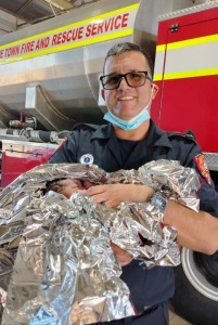 Van brande na baba’s: Strand-brandweer verwelkom klein Cleo!