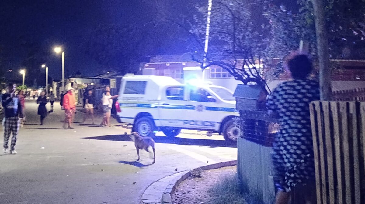 Polisievoertuig op toneel van gewelddadige voorval