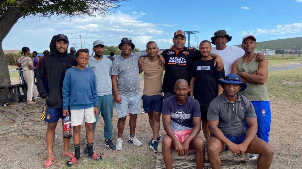 Macassar Premierliga Krieket, 'n sosiale straatkrieketliga wat op Sondae in Macassar plaasvind, het na die strate teruggekeer en bewys dit is 'n gewilde tydverdryf onder die plaaslike inwoners. Tien spanne is reeds geregistreer, wat meer as 80 spelers en dosyne meer ondersteuners lok. William Klaasen, die president van die liga, het gesê die liga het dosyne jongmense gehelp om 'n passie wat hulle werklik geniet, te vind. Hy meen ook die spelers het drasties verbeter en stel hul vaardighede week ná week ten toon. "Ons gaan 'n raadspan (board team) kies wat teen 'n raadspan van Stellenbosch en Raithby gaan speel. Groot dinge is besig om te gebeur en die liga groei vinnig," sê Klaasen. Om met die organiseerders in aanraking te kom of vir navrae oor borgskappe, kontak Klaasen by 079 722 2409.