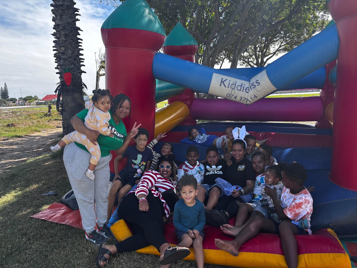 Die organiseerder spring saam met kinders op die springkasteel tydens die Brandwacht-gesinspretdag.