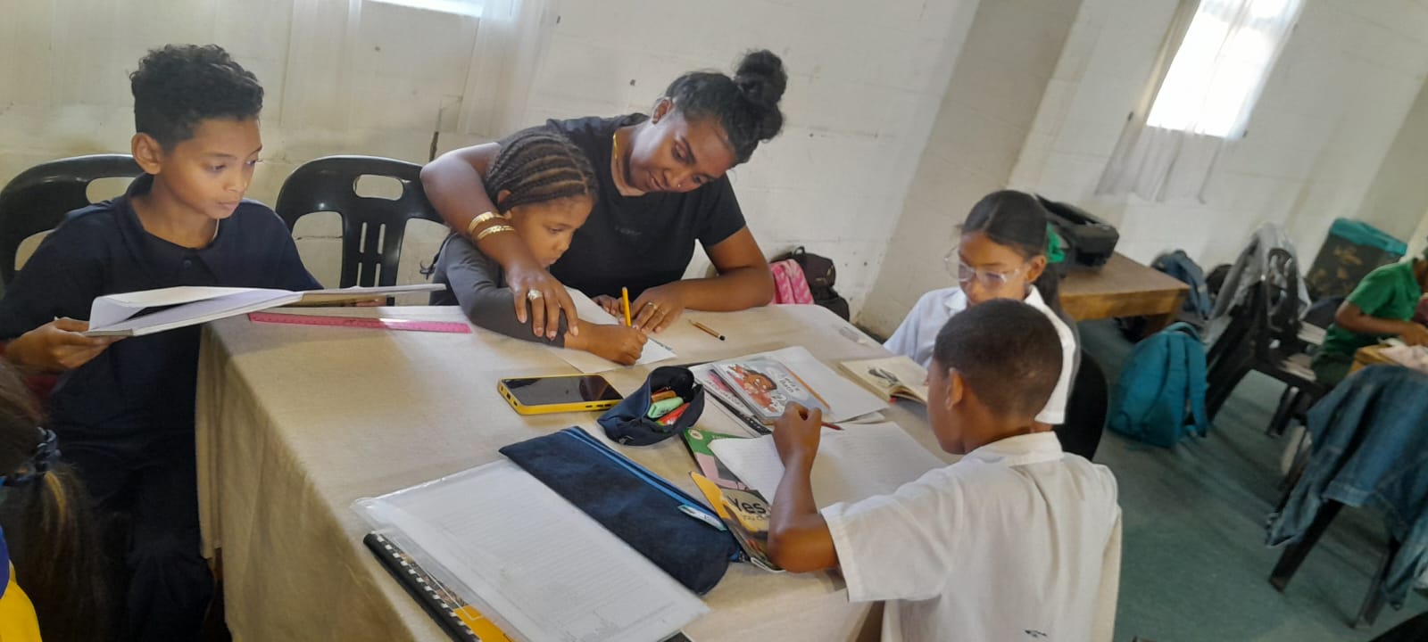Clever Bears, 'n Macassar-nasorgskool wat in 2012 gestig is, het van 'n huiswerkhulpdiens gegroei tot 'n omvattende onderwysondersteuningsprogram wat nou 60 leerders bedien en vroeë skoolverlating bekamp deur vennootskappe met die Anna-stigting en holistiese akademiese ondersteuning.