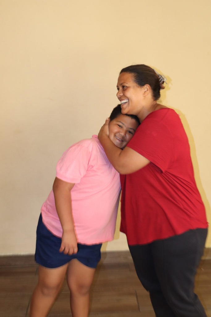 Reece Meyer (14) met sy ma Megan wat geveg het vir sy reg op geskikte onderwys.