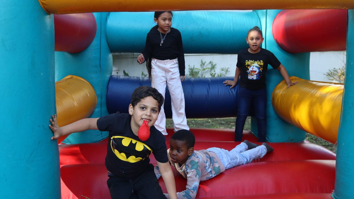 Saabirah Domingo, Scarlett Davids, Aashiq Ali Ontong en Havilah Malawa speel op die springkasteel.
