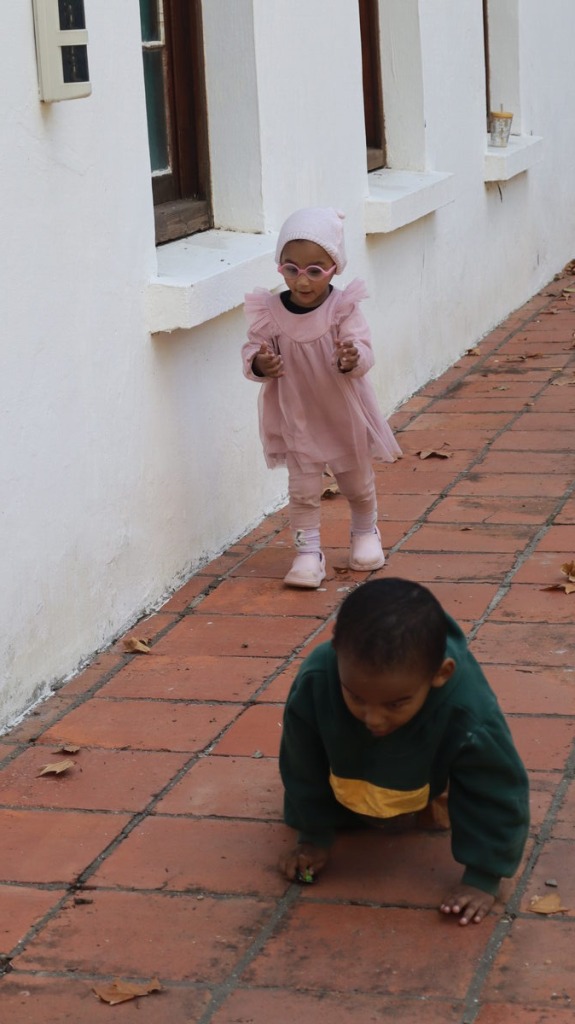 Umar (voor) en Aasiqah Mathee (agter) geniet die Outisme Gesinsondersteuningsdag in Stellenbosch.